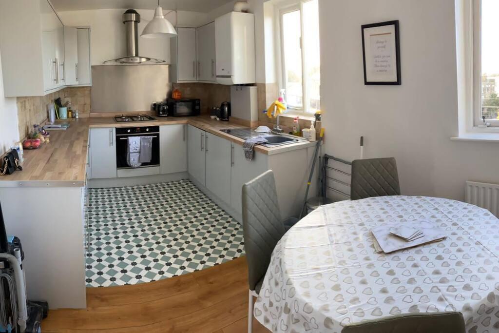 3 Double Bedroomed Flat, Acton. London, Uk Exteriér fotografie
